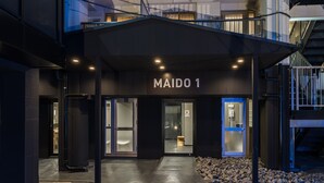 Exterior de un edificio con un letrero que dice "MAIDO 1".