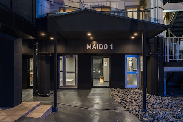 Exterior de un edificio con un letrero que dice "MAIDO 1".