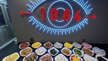 Daily buffet breakfast (JPY 1000 per person)