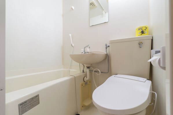 Ducha, zapatillas, toallas y champú