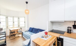 Réfrigérateur, four, cafetière/bouilloire, bouilloire électrique