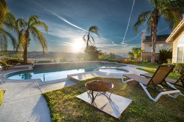 Una piscina al aire libre