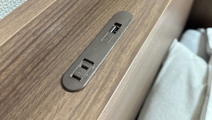 A wooden drawer with a built-in USB charging port and a power outlet. - Cheap, 2-minute walk from the nearest station, 5 minutes to Namba by train, direct connection to Kansai International Airport, excellent access 【101 】. (大阪市)