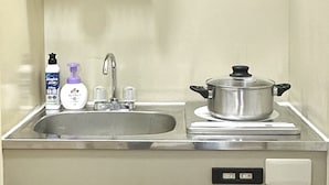 A kitchen with a stainless steel sink, a pot on the stove, and a refrigerator below. - Cheap, 2-minute walk from the nearest station, 5 minutes to Namba by train, direct connection to Kansai International Airport, excellent access 【101 】. (大阪市)