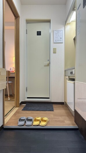 Interior - Cheap, 2-minute walk from the nearest station, 5 minutes to Namba by train, direct connection to Kansai International Airport, excellent access 【101 】. (大阪市)