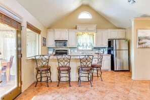 Fridge, microwave, oven, stovetop - 1/2 Mi to Lake Lawtonka: Mtn-View Haven! (Medicine Park)