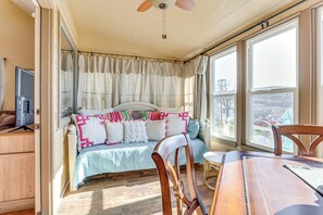 Interior - 1/2 Mi to Lake Lawtonka: Mtn-View Haven! (Medicine Park)