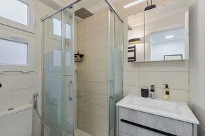 Hiustenkuivaaja, pyyhkeet, sampoo, vessapaperi