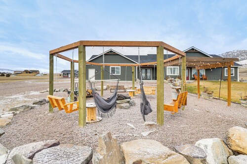 Starry Skies & Mtn Views: Family Retreat in Elmo