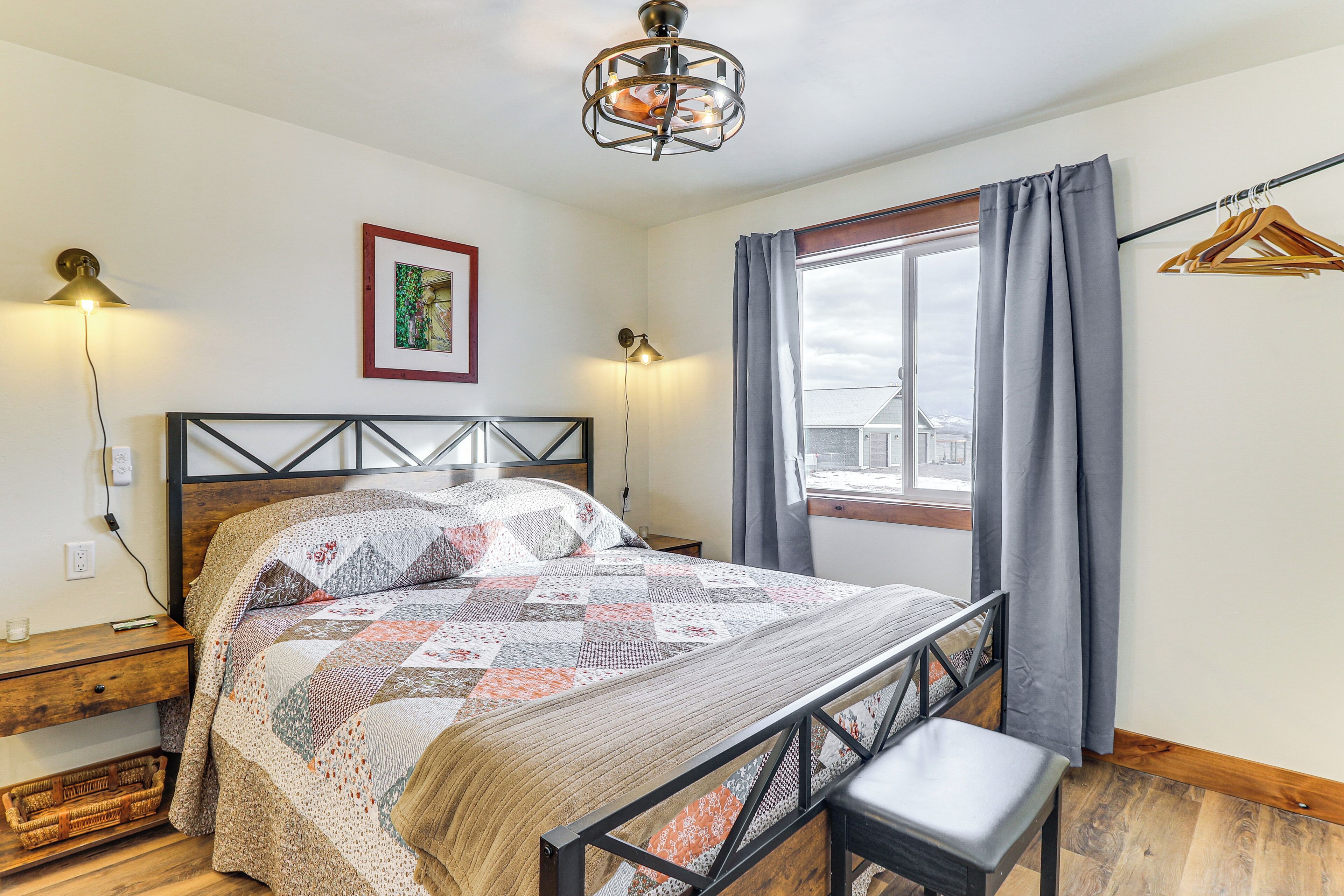 2 bedrooms, iron/ironing board, travel crib, internet