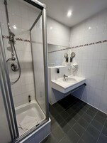 Habitación Confort doble | Baño | Ducha, secador de pelo, toallas y jabón