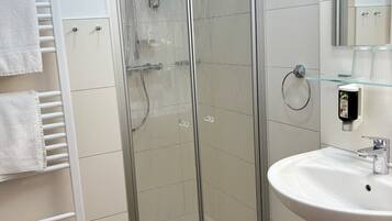 Comfort-Doppelzimmer | Badezimmer | Dusche, Haartrockner, Handtücher, Seife