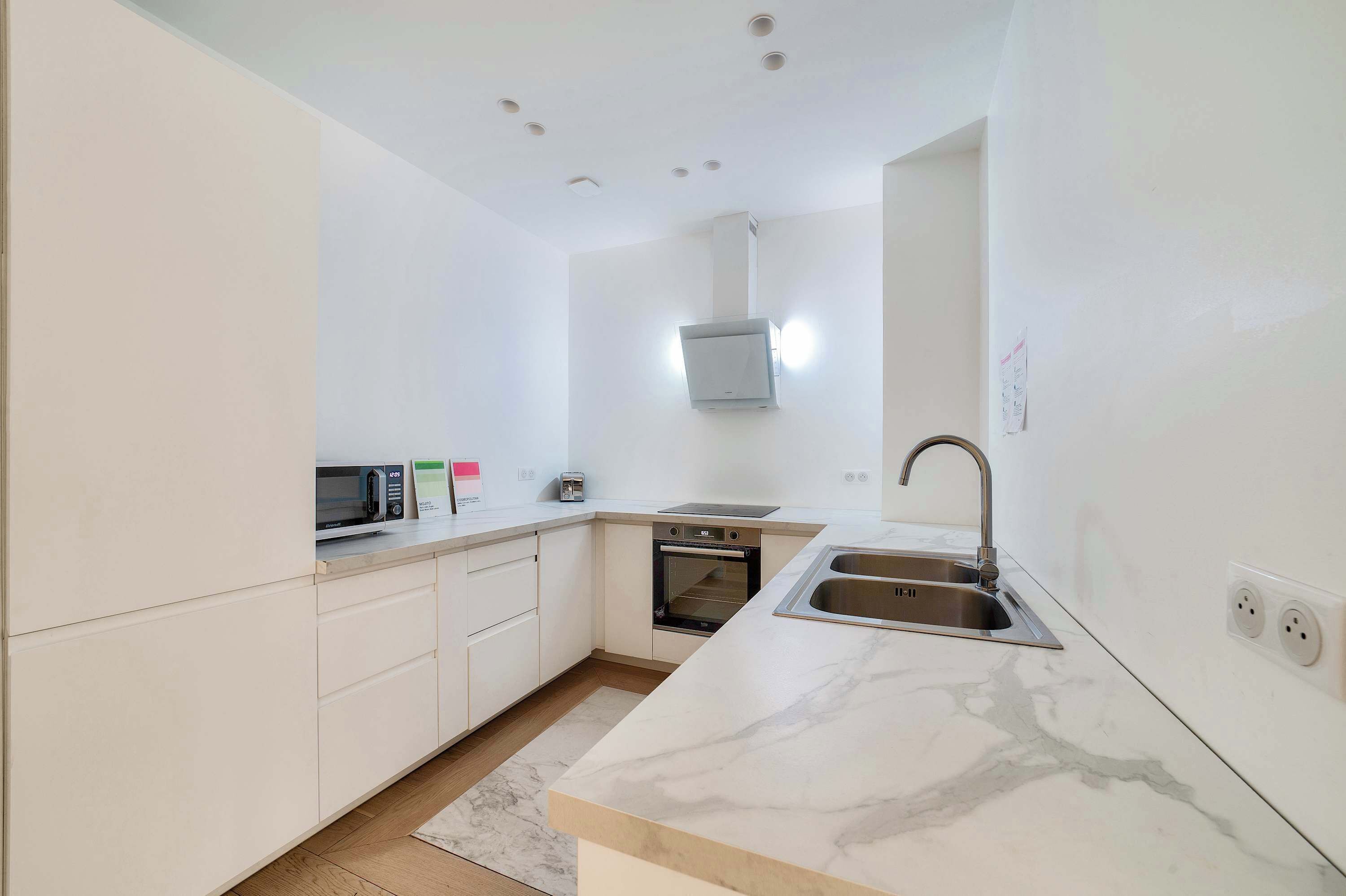 Kjøleskap, mikrobølgeovn, ovn og kokeplater