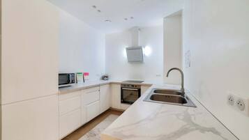 Kjøleskap, mikrobølgeovn, ovn og kokeplater