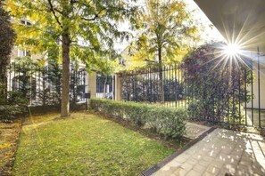 Property grounds - Stylish 3 bdr & Garden Oasis on the Edge of Paris (Saint-Mandé)