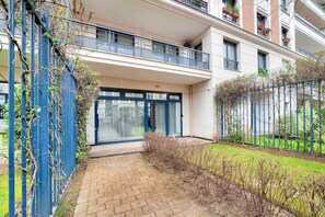 Exterior detail - Stylish 3 bdr & Garden Oasis on the Edge of Paris (Saint-Mandé)