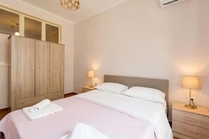 2 chambres, fer et planche à repasser, Wi-Fi gratuit, draps fournis