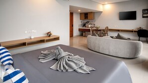 Suite, bassengutsikt | Wi-fi (inkludert)