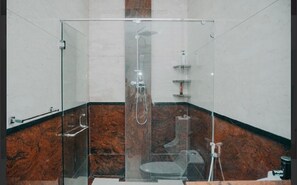 Habitación Deluxe | Baño | Ducha, artículos de higiene personal gratuitos y secador de pelo
