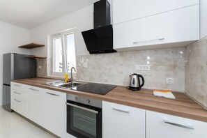 ثلاجة، ميكروويف، فرن، موقد طهي مسطح