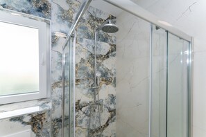 Shower, towels - Deluxe Apartment Rita 10 (Novalja)