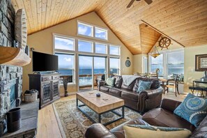 Een smart-tv, een open haard en een dvd-speler