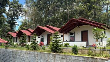 Comfort Cottage, Balcony, Garden View | Iron/ironing board