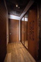 Zimmersafe, Verdunkelungsvorhänge, kostenloses WLAN, Bettwäsche