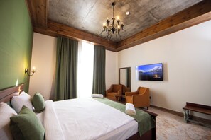 Chambre Standard, vue montagne | Coffres-forts dans les chambres, rideaux occultants, Wi-Fi gratuit