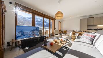 Een televisie en een open haard