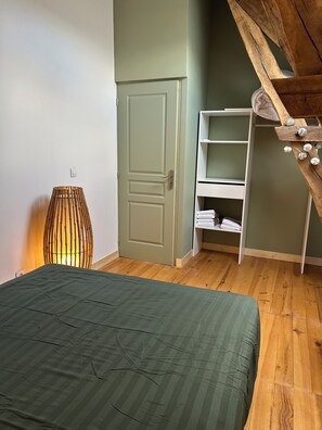 5 chambres, fer et planche à repasser, Wi-Fi, draps fournis