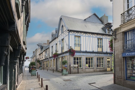 A street with buildings, one labeled 'Restaurant.'