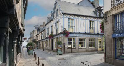 Holiday Home 'Cours Péan' with Private Terrace, Private Garden and Wi-Fi