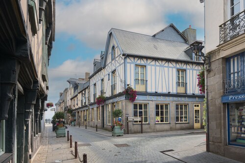 Holiday Home 'Cours Péan' with Private Terrace, Private Garden and Wi-Fi