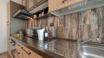 Frigorifero, microonde, piano cottura, macchina per tè/caffè