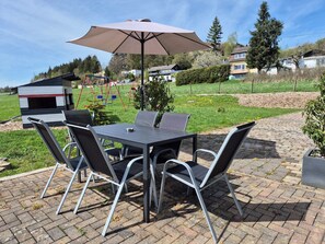 Outdoor dining - Eifelauszeit - Apartment Klein with garden, pet-friendly (Büdesheim)