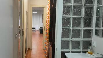 Dusj, hårføner og håndklær