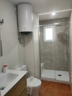 Dusche, Haartrockner, Handtücher