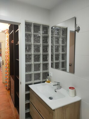 Dusche, Haartrockner, Handtücher