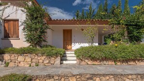 A stone pathway leading to a house with a wooden door and a small porch. - Residence in Budoni with 1 bedrooms sleeps 4 (Budoni)