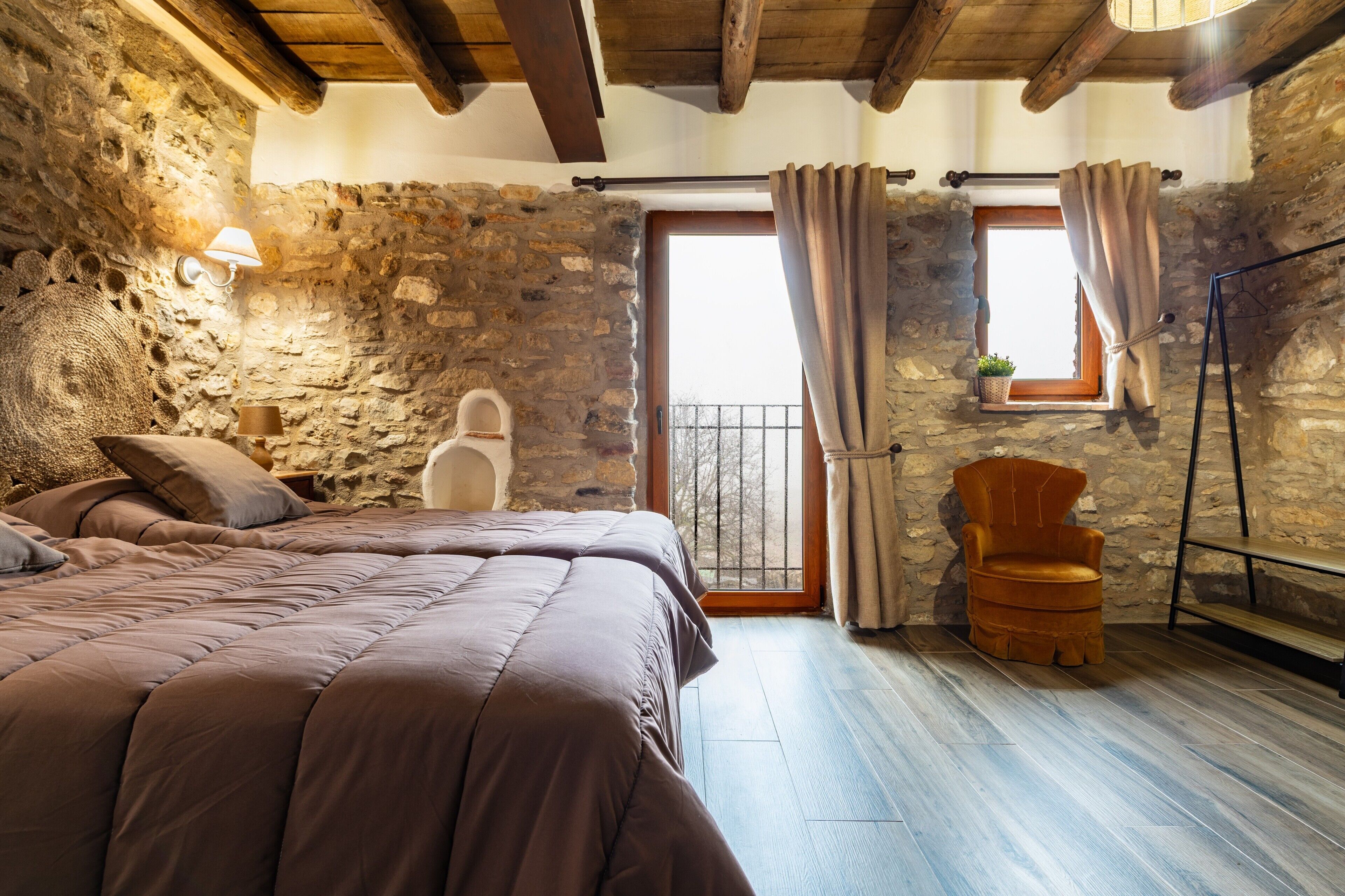 9 chambres, fer et planche à repasser, Wi-Fi, draps fournis