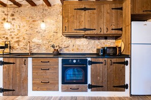 Kjøleskap, mikrobølgeovn, ovn og kokeplater