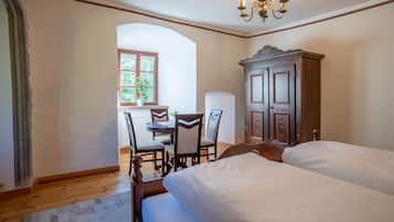 1 bedroom, in-room safe, desk, free WiFi