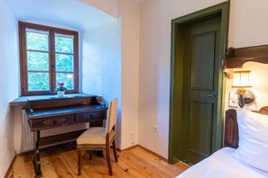 1 bedroom, desk, free WiFi, bed sheets