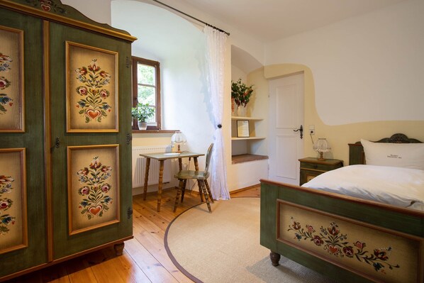 1 bedroom, desk, free WiFi, bed sheets