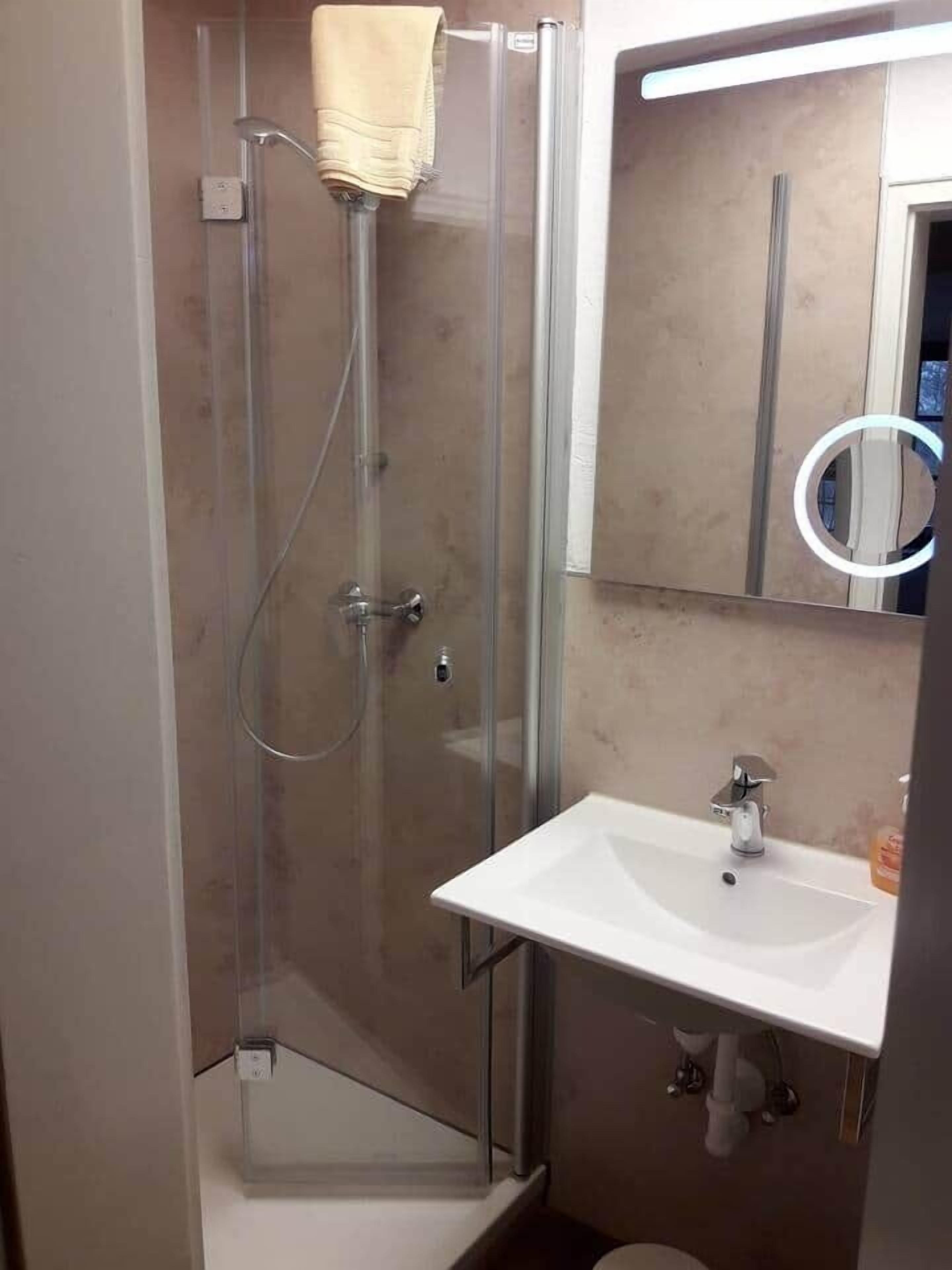 Hårføner, håndklær, såpe og sjampo