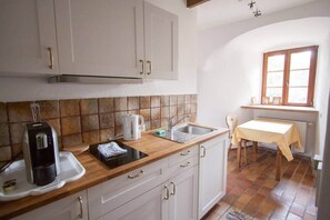 Frigorifero, microonde, forno, piano cottura