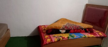 Habitación familiar | Espacio para trabajar con un portátil y ropa de cama
