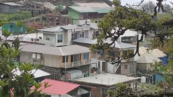 Vista frontal de la propiedad