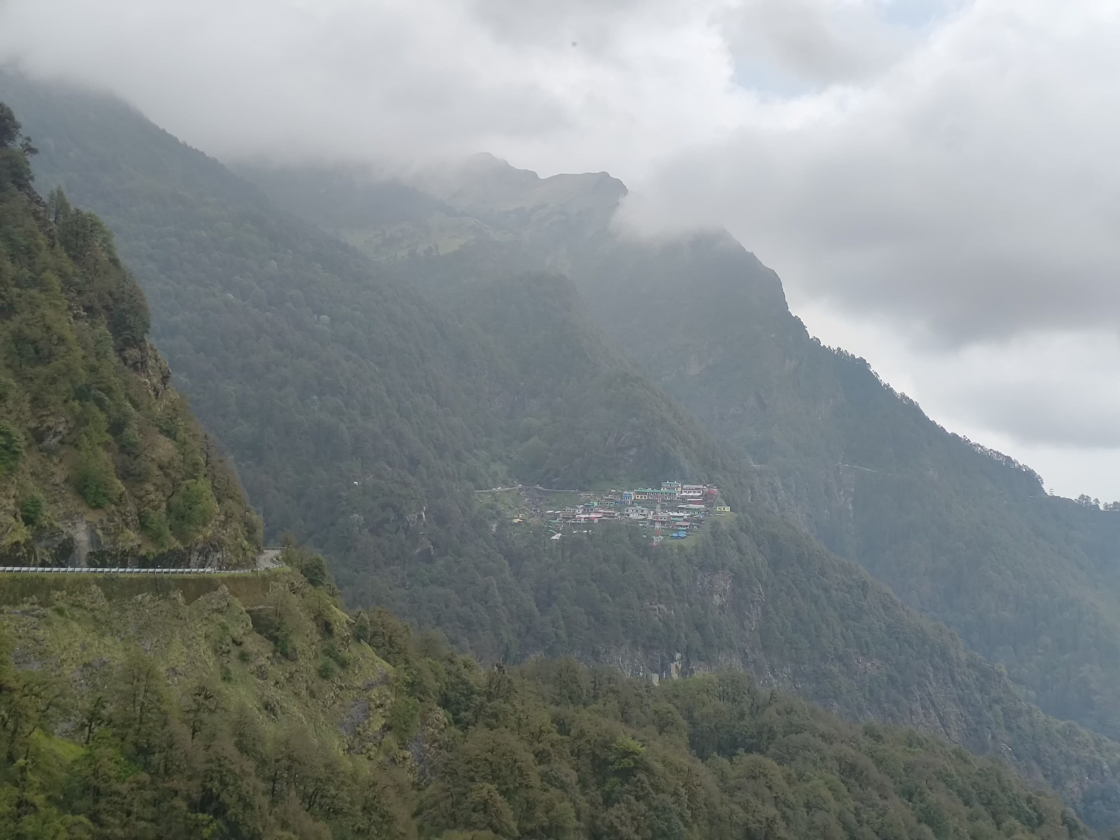 Un paysage montagneux avec un village niché au fond de la vallée.